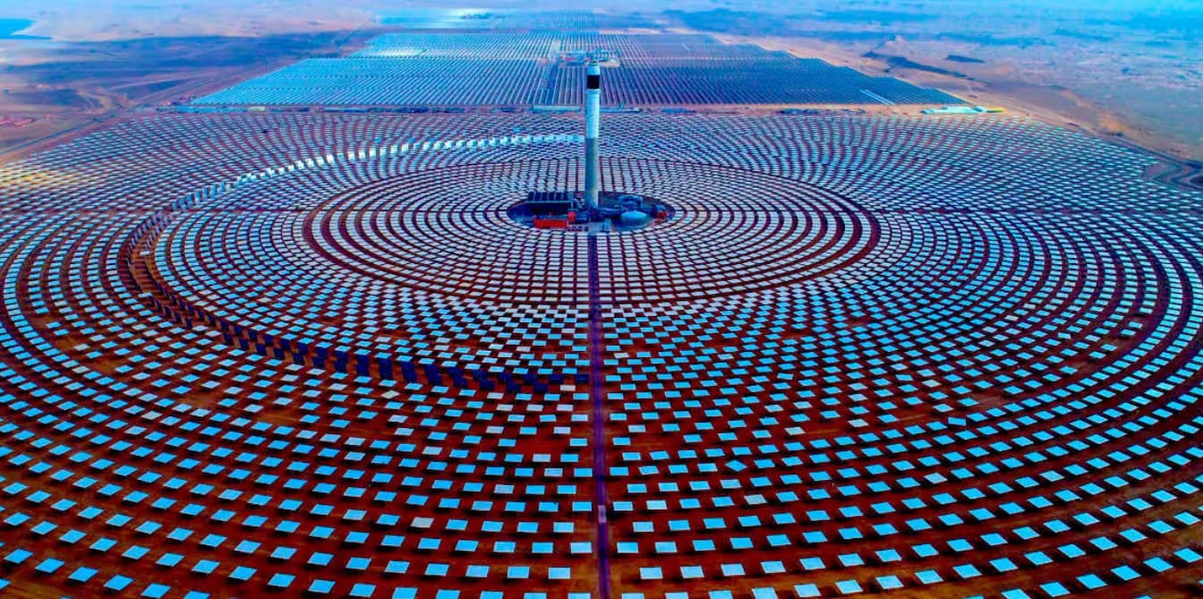 الشمس لا تنام: هل تعود تكنولوجيا المرايا المنسية لحل أعقد مشاكل الطاقة المتجددة؟